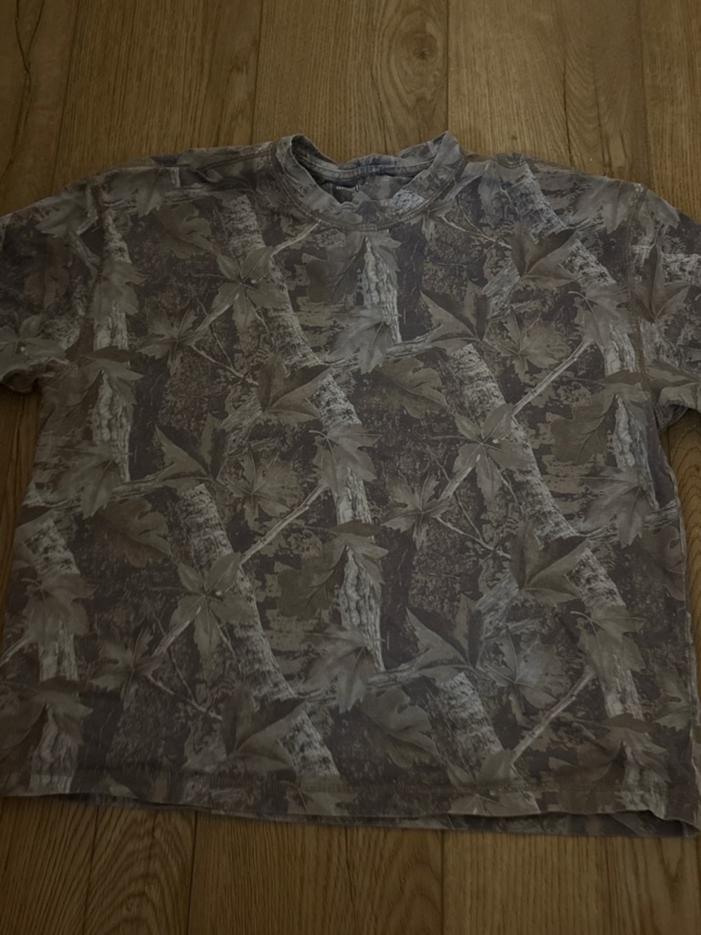 Hollister Men's Short-Sleeve Leaf Print Tee in Gray and Brown